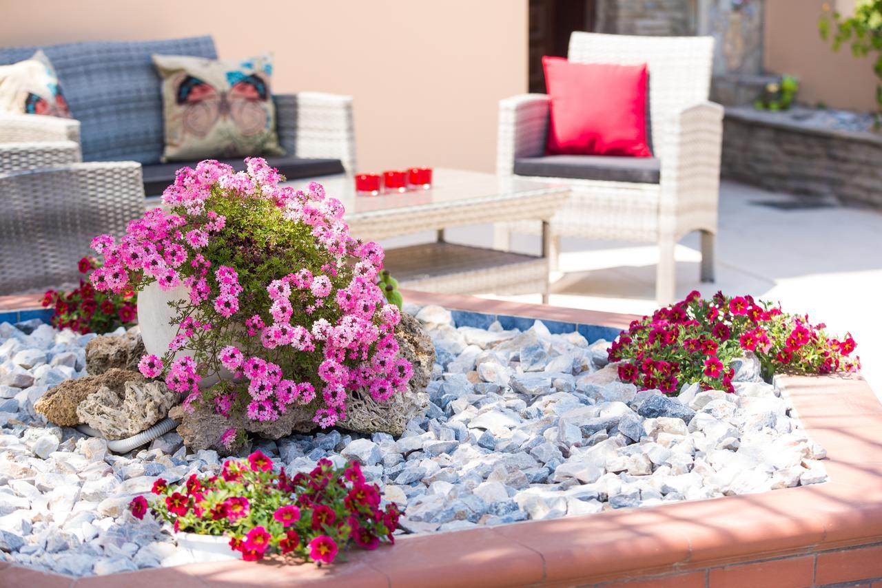 Villa Oasis يميناريا المظهر الخارجي الصورة